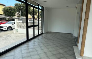Fondo commerciale fronte mare a Lido di Camaiore – 75 mq in vendita in zona centrale